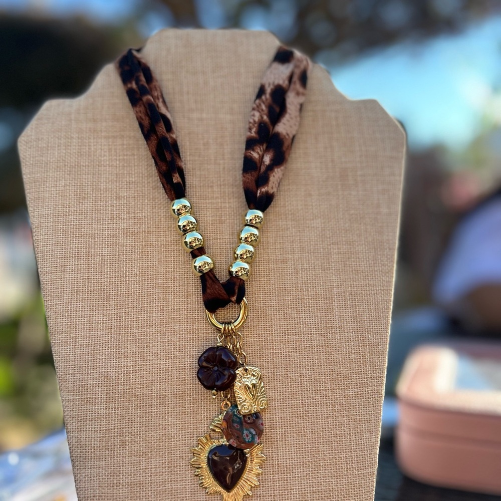 Leopard print necklace with gold-plated stainless steel details.